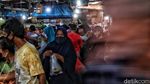 Warga Berburu Keperluan Lebaran di Pasar Rawa Badak