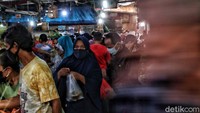 Memasuki H-2 Lebaran, pasar tradisional Rawa Badak ramai oleh warga yang berbelanja bahan pokok untuk keperluan Lebaran.