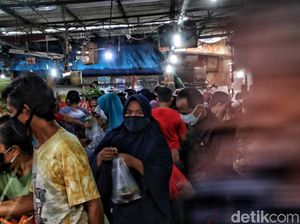 Warga Berburu Keperluan Lebaran di Pasar Rawa Badak