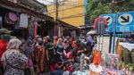 Edan! Pasar Jatinegara Ramai Banget
