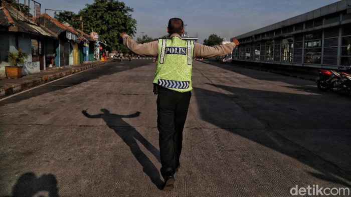 Akibat larangan mudik membuat Terminal Tanjung Priok, Jakarta, sepi dari aktivitas. Begini penampakannya.