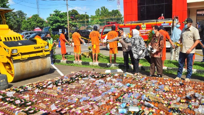 Polres Bogor Musnahkan 14 Ribu Botol Miras-Ungkap Kasus Prostitusi