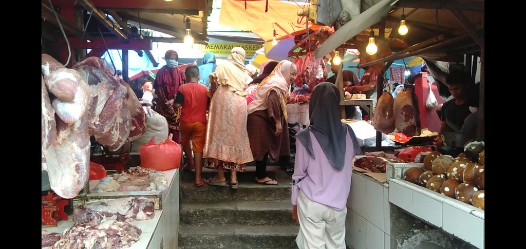 PSBB, Pasar Kramat Jati Tetap Ramai Pembeli Jelang Lebaran
