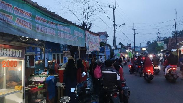Warga Berkerumun Cari Takjil di Bogor