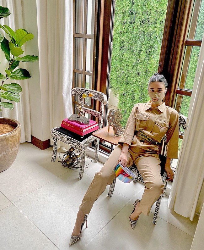 Heart Evangelista baru-baru ini memamerkan aktivitas sehari-hari dengan the new normal untuk hidup berdampingan dengan virus Corona yang sepertinya masih akan lama eksis di bumi. Sebagai seorang istri politikus tajir, dia punya gaya berbeda mengampanyekan hidup normal yang baru. Foto: Instagram/@iamhearte