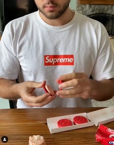 Pria ini jadikan Oreo Supreme sebagai mainan