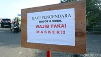 Dalam tugasnya selain memantau, mereka juga mengedukasi mengajak warga untuk  mengingatkan dan mengimbau masyarakat untuk memakai masker dalam mencegah virus Corona.