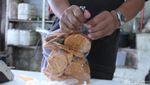 Penjual Oleh-oleh Bandung Bertahan di Tengah Pandemi Corona