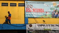 Spanduk larangan mudik terpasang di sudut terminal.