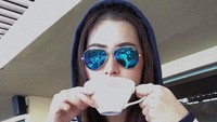 Aska dikenal sebagai penggila kopi. Sejak masih lajang, Aska kerap mampir ke kedai kopi untuk memesan kopi favoritnya. Seperti momen yang satu ini. Foto: instagram @askaongi