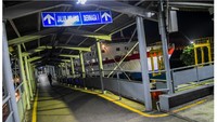 Begitu juga dengan kondisi di garbarata penumpang yang akan menyeberangi Selat Sunda lewat Pelabuhan Merak biasanya selalu ramai (atas), kini saat pandemi Corona dan adanya larangan mudik, kondisi berbeda sangat sepi (bawah).
