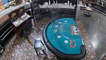 Kasino di Las Vegas juga dibatasi dengan kaca begini. Foto: AFP via Bored Panda