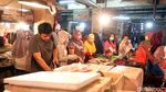 H-2 Lebaran, Warga Ramai-ramai Berbelanja di Pasar Pondok Gede