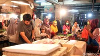 Di pasar tersebut para pedagang pun menjajakan berbagai produk, mulai dari daging ayam, ikan dan hasil laut lainnya, hingga sayur-sayuran.