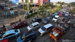Potret Antrean Panjang Kendaraan di Kawasan Pasar Pondok Gede