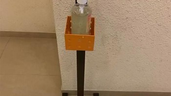 Hand sanitizer yang keluar dengan cara menginjak pedal. Sudah bukan barang langka. Foto: whitepinecircle via Bored Panda