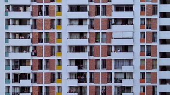 Pasukan polisi nasional telah menyiapkan pertunjukan untuk populasi yang dikarantina pada kesempatan perayaan Hari Anak pada tanggal 25 April lalu. Keluarga-keluarga keluar ke balkon mereka untuk merayakan momen luar biasa ini. Istimewa/Dok. Boredpanda/@inlogin.