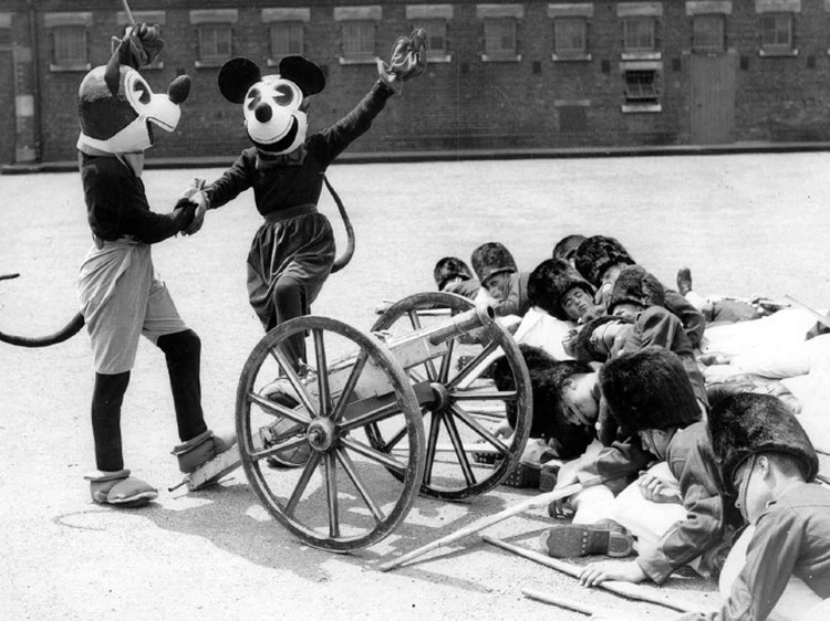 potret mickey mouse seram potret mickey mouse seram