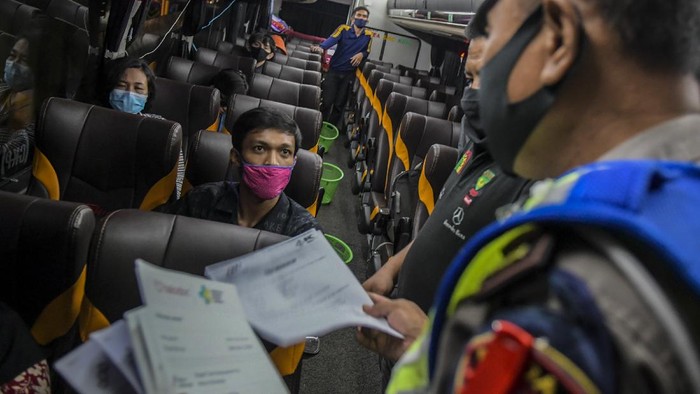 Petugas kepolisian melakukan penyekatan gelombang pemudik di Tol Merak, Banten. Hal itu dilakukan untuk cegah warga mudik ke kampung halaman jelang Lebaran.