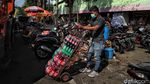 Warga Berburu Keperluan Lebaran di Pasar Rawa Badak
