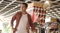 Ini adalah momennya kala berlibur ke Bali. Di sebuah hotel, dengan latar wadah prasmanan, Aliff Alli berpose candid.  Foto: Instagram @aliff_alli