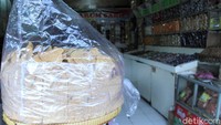 Sepekan membuka toko, pria yang memiliki 10 anak dan 10 cucu itu mengaku belum meraup untung yang berarti dari oleh-oleh yang dijualnya. Sehari Rp 250 paling. Ada Rp 500, kata Awah kepada detikcom.