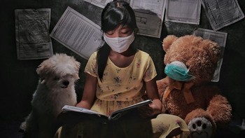 Sejak awal wabah virus Corona, putri sang fotografer harus tinggal di rumah dan belajar di rumah. Hatinya hancur melihat anaknya dikunci di rumah tanpa bisa bertemu dan bermain dengan teman-temannya. Dia punya banyak pekerjaan rumah yang harus dilakukan. , gurunya sangat menuntut. Sangat stres baginya untuk mengikuti semua pekerjaan yang harus dia lakukan. Istimewa/Dok. Boredpanda/@jjnmatt.