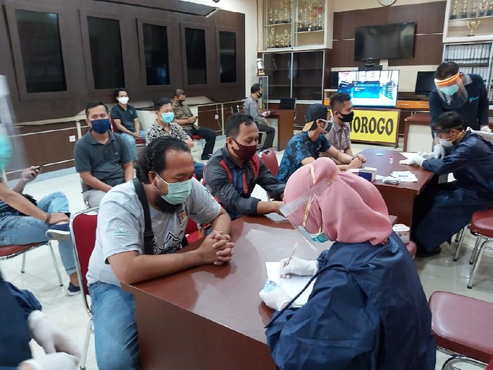 Puluhan polisi di Ponorogo menjalani rapid test. Itu dilakukan karena sebelumnya ada satu anggota Reskrim Polres Ponorogo yang reaktif.