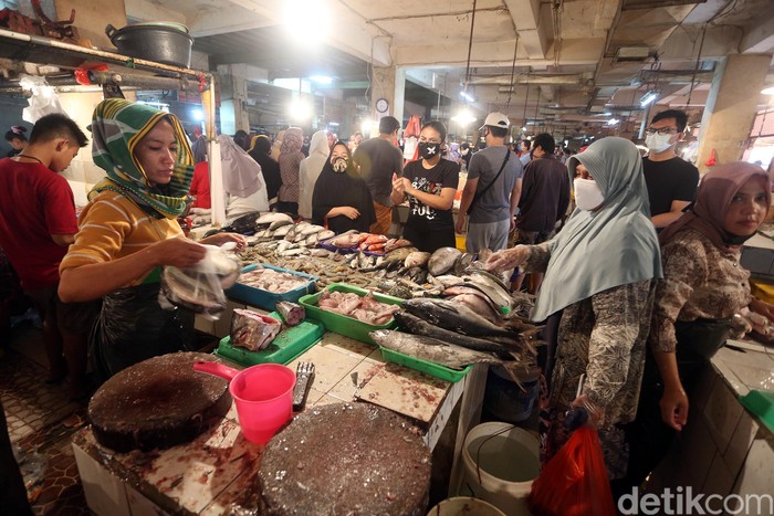 Sejumlah warga berdatangan ke Pasar Pondok Gede, Bekasi, Jumat (22/5/2020). Mereka datang di antaranya untuk membeli berbagai kebutuhan jelang Lebaran.