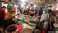 Warga yang datang ke Pasar Pondok Gede, Bekasi, beberapa di antaranya hendak berbelanja kebutuhan untuk persiapan Lebaran.