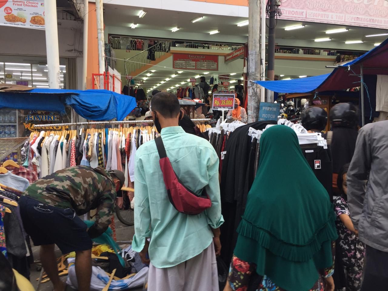 Kawasan Pedagang Kaki Lima (PKL) di Jalan Tirtayasa Royal, Serang, Banten. (Tiara AA/detikcom)