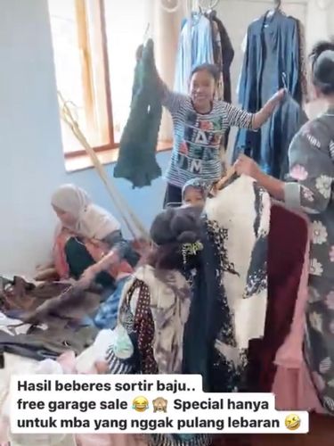 Dian Pelangi bagi-bagi baju untuk karyawan yang tidak mudik.