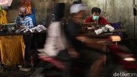 Menjelang lebaran para penjahit pun masih berharap agar usahanya dapat bertahan meski harus berada dalam bayang-bayang bahaya Corona.
