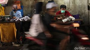 Omzet Tipis Penjahit Jalanan Jelang Lebaran