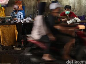 Omzet Tipis Penjahit Jalanan Jelang Lebaran