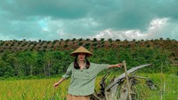 Liburan ke Bali, Aska jalan-jalan di pematang sawah sambil mengenakan caping. Ia berdiri sambil bergaya seperti orang-orangan sawah.  Foto: instagram @askaongi