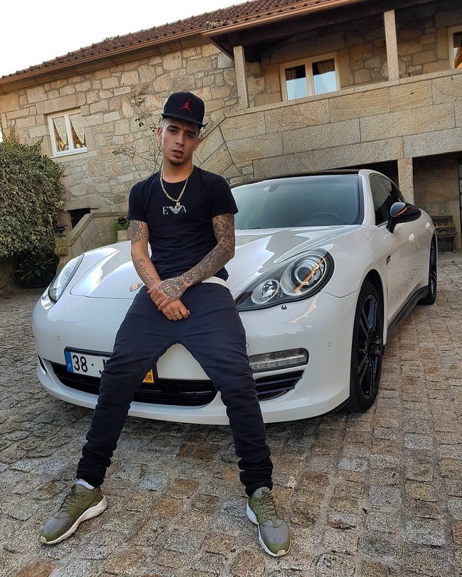 Inilah potret gaya hidup mewah Mota yang sebenarnya tidak sekaya itu. Mota sendiri masih tinggal bersama dengan orangtuanya.  Foto: Instagram @officialmotajr