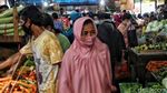 Warga Berburu Keperluan Lebaran di Pasar Rawa Badak