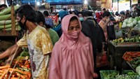 Menurut keterangan warga, penerapan social distancing di pasar sangatlah sulit karena beberapa masih memiliki sifat cuek dan tidak ada penertiban oleh pihak keamanan yang mengatur proses jual beli.