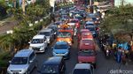 Potret Antrean Panjang Kendaraan di Kawasan Pasar Pondok Gede