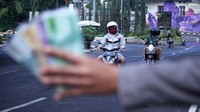  Biasanya, para pengguna jalan yang melintas lokasi tersebutlah yang biasa menukarkan uang tersebut.