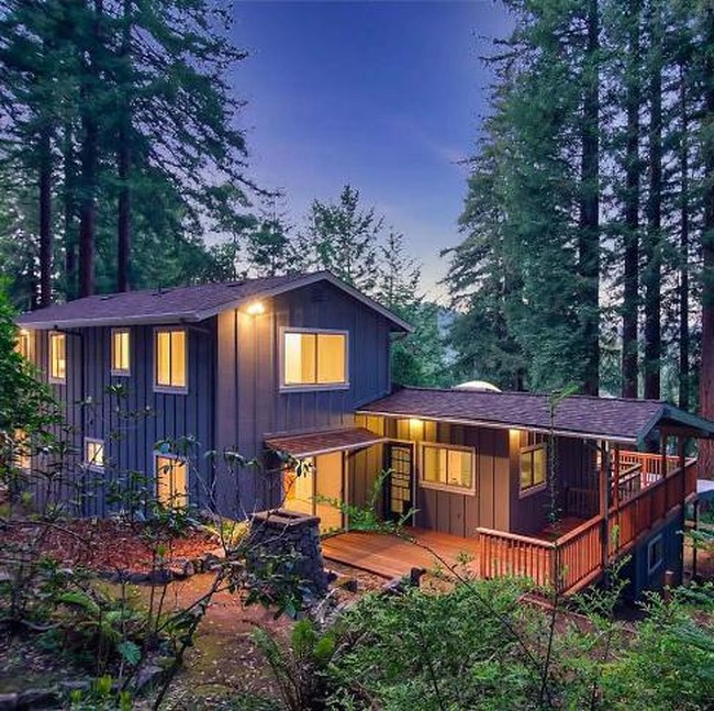 Menurut website jual beli rumah, Zillow, rumah ini dibanderol dengan harga sekitar Rp 14,8 miliar. Rumah keluarga ini memiliki luas sekitar 173 meter persegi dengan 5 kamar tidur dan 3 kamar mandi. Foto: dok. Zillow