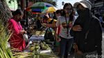 Warga Berburu Keperluan Lebaran di Pasar Rawa Badak