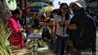Yang ikut diserbu warga adalah pedagang kulit ketupat.  