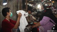 Para penjahit jalanan di Jatinegara ini sudah terbilang melegenda, mereka sudah menggeluti profesi ini sejak era presiden Soeharto.
