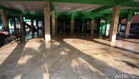Salah Idul Fitri dilaksanakan hanya untuk warga-warga sekitar yang memang sudah masuk zona hijau tersebut.