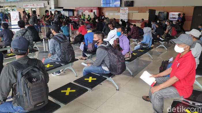 Dua hari jelang Lebaran Idul Fitri calon penumpang di bandara Sultan Hasanuddin Makassar di Maros, Sulawesi Selatan, melonjak dari hari biasanya.