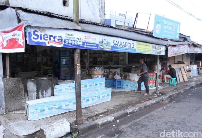 Penjual Oleh-oleh di Bandung Bertahan di Tengah Pandemi Corona Pandemi Corona turut berdampak kepada pedagang oleh-oleh di Bandung. Dagangan mereka yang biasanya laris manis di momen Lebaran kini sepi dari pembeli.