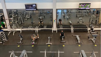 Penampakan gym yang masih memberlakukan social distancing. Foto: adamzeit via Bored Panda