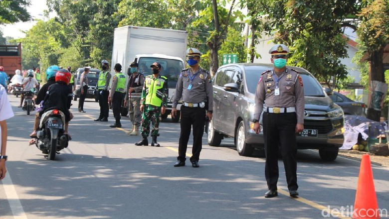 Penyekatan Pemudik di Bojonegoro H-2 Lebaran, Polres Bojonegoro memperketat penjagaan di perbatasan Jatim-Jateng. Salah satunya di di pos check point Padangan.